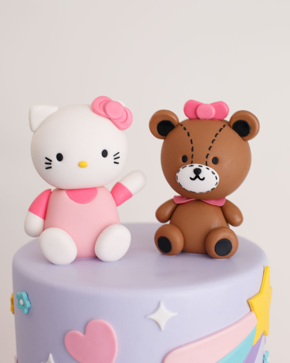 Bánh sinh nhật hiện đại trang trí gấu và kitty