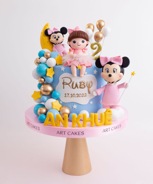 Bánh sinh nhật tặng bé thích chuộc Mickey với chủ đề trăng và sao.