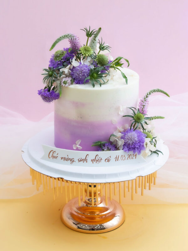 Bánh kem trang trí hoa tươi màu tím
